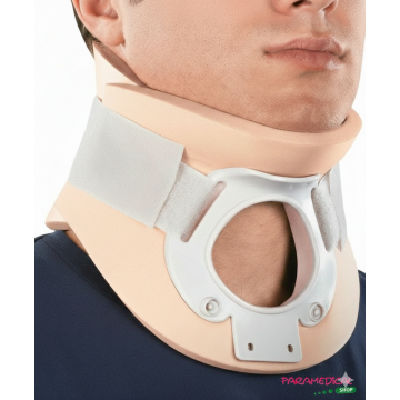 Collare cervicale rigido bivalva con foro tracheale indossato - Vista frontale e laterale.