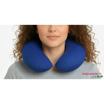 Dettaglio di supporto cervicale a lenta memoria indossato per il sollievo muscolare.