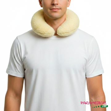Modello con supporto cervicale anatomico in lana naturale per termoterapia.