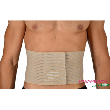 Fascia elastica per ernia ombelicale indossata da un uomo, colore nudo, fondo bianco con logo ParamedicalShop in basso a destra.