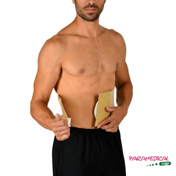 Uomo che posiziona la fascia per ernia ombelicale mostrando il meccanismo di chiusura, logo ParamedicalShop in basso a destra.
